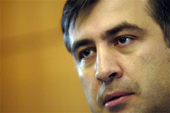 Саакашвили хочет изменить Конституцию ради досрочных президентских выборов - 20061020213209804_1