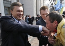 Янукович вызывает наибольшее доверие украинцев - 20070625213326286_1