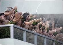 Сотни голых людей искупались в шампанском - 20071009201903926_1