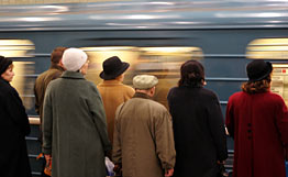 ЧП: на станціі метро "Оболонь" поїзд розрізав жінку навпіл - 20071209203444903_1