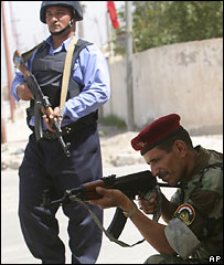 Иракская армия ведет бои в Басре  - 20080325143157773_1