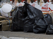 В центр Киева доставят сотни мешков с донецким мусором    - 20080425111048864_1