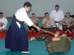 Бабушка-самурай тренирует итальянский спецназ - 20080630221927819_1