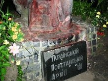 Вандалы снова осквернили памятник УПА в Харькове - 20080709120656486_1