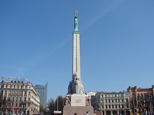 Британские туристы имеют привычку мочиться на главный монумент Риги - 20080731094518402_1