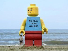 На британском пляже нашли гигантскую фигурку Lego - 20081104094954163_1
