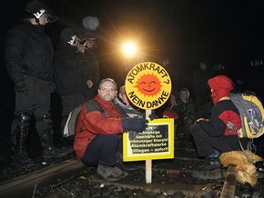 В Германии зеленые пытаются остановить поезд с ядерными отходами  - 20081110145935837_1