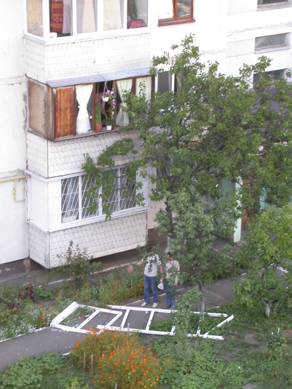 На улице Героев Днепра балкон стеклили... (6 фото) - na-ulitse-geroev-dnepra-balkon-steklili-6-foto_4