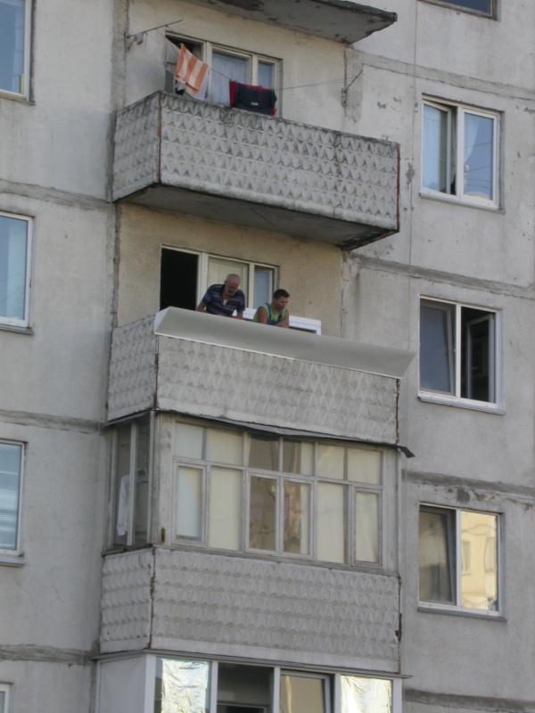 На улице Героев Днепра балкон стеклили... (6 фото) - na-ulitse-geroev-dnepra-balkon-steklili-6-foto_5